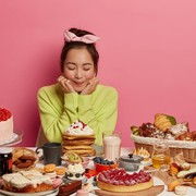 Sering Nonton Mukbang Sambil Makan? Hati-hati, Tren Ini Bisa Memicu Obesitas, Lho!