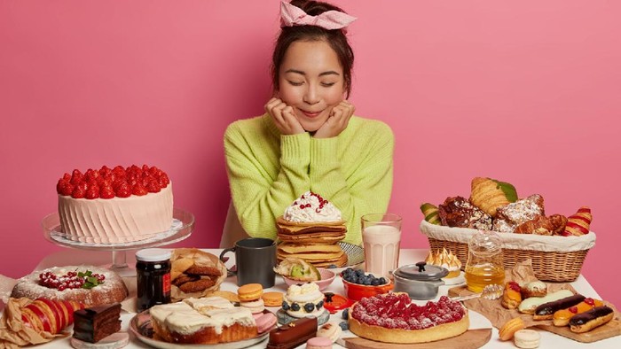 Sering Nonton Mukbang Sambil Makan? Hati-hati, Tren Ini Bisa Memicu Obesitas, Lho!