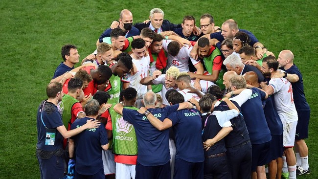 Granit Xhaka kedapatan meminum Coca-cola saat jeda sebelum adu penalti melawan Prancis di babak 16 besar Euro 2020 (Euro 2021).