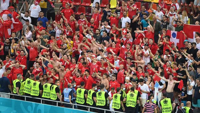 Fan Swiss mendadak viral di media sosial setelah perubahan ekspresinya tertangkap kamera ketika timnya mengalahkan Prancis di16 besar Euro 2020 (Euro 2021).