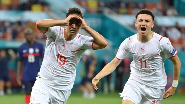 Euro 2020 (Euro 2021) diwarnai dengan berbagai kejutan, termasuk saat Swiss menyingkirkan Prancis di babak 16 besar. 