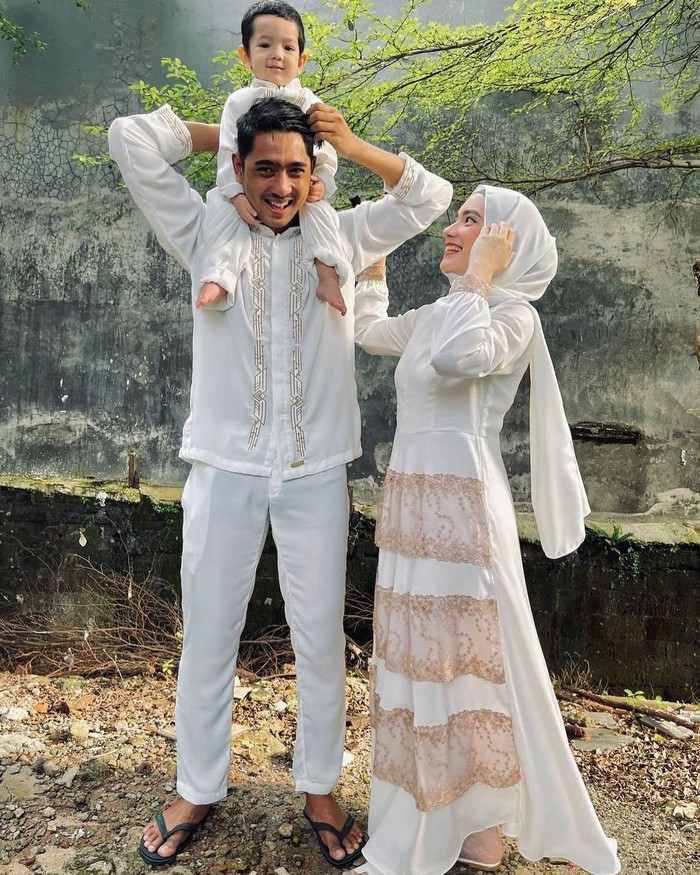 Sukses menjadi Aldebaran dalam sinetron Ikatan Cinta, Arya Saloka kerap dijodoh-jodohkan dengan lawan mainnya, Amanda Manopo. Tak jarang warganet yang menyerang istri Arya, Putri Anne. Namun, keduanya berhasil menepis isu itu. /Foto: Instagram/arya.saloka