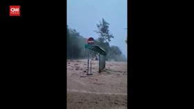 VIDEO: Black Rainstorm Terjang Hong Kong, Vaksinasi Terganggu