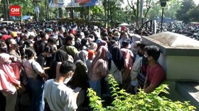 VIDEO: Peserta Vaksinasi Membludak Hingga Langgar Prokes