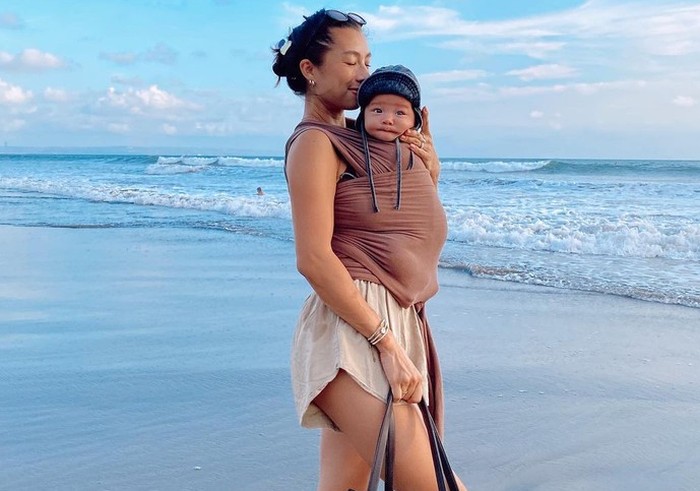 Tidak cuma itu, netizen juga banyak yang terpesona dengan kecantikan alami Jennifer. Bahkan ketika ia tetap stylish ketika memakai homewear sederhana sambil mengajak Kiyoji berjemur / foto: instagram.com/jenniferbachdim