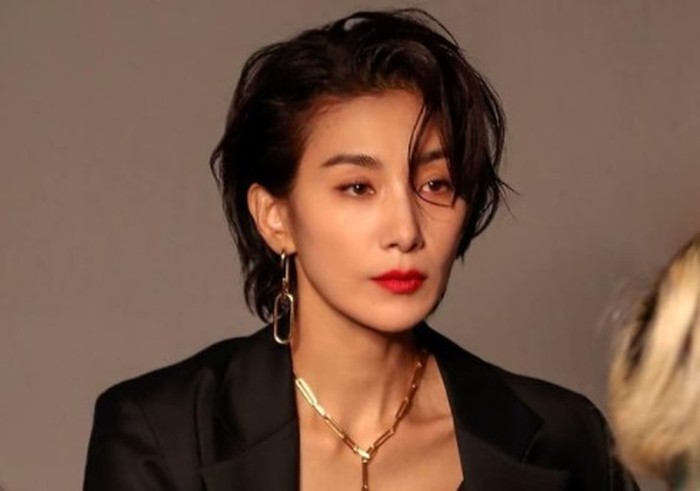 Akhir-akhir ini, nama Kim Seo Hyung kembali viral karena kembali memerankan tokoh ikonik. Tahun ini ia menjadi seorang menantu keluarga elit dalam drama Mine, yang diam-diam menyembunyikan fakta kalau dirinya lesbian / foto: instagram.com/kim_seohyung