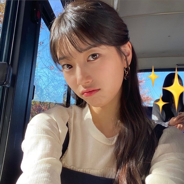 Aktris Korea Bae Suzy memiliki style rambut panjang dan berponi saat bermain dalam drama hits Start Up. Tak hanya itu, dalam drama While You Were Sleeping, ia juga berponi namun bedanya dengan potongan rambut pendek. Manis, ya! /Foto: Instagram/skuukzky