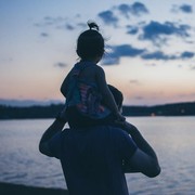 Kehangatan Ayah yang Bikin Anak Perempuannya Lengket!