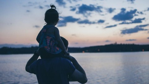 Kehangatan Ayah Yang Bikin Anak Perempuannya Lengket