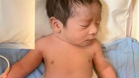 <p>Baru berusia lima hari, bayi Tata Janeeta tumbuh dengan cepat. Gimana nih, kira-kira Erlangga mirip siapa ya? (Foto: Instagram: @tatajaneetaofficial)</p>