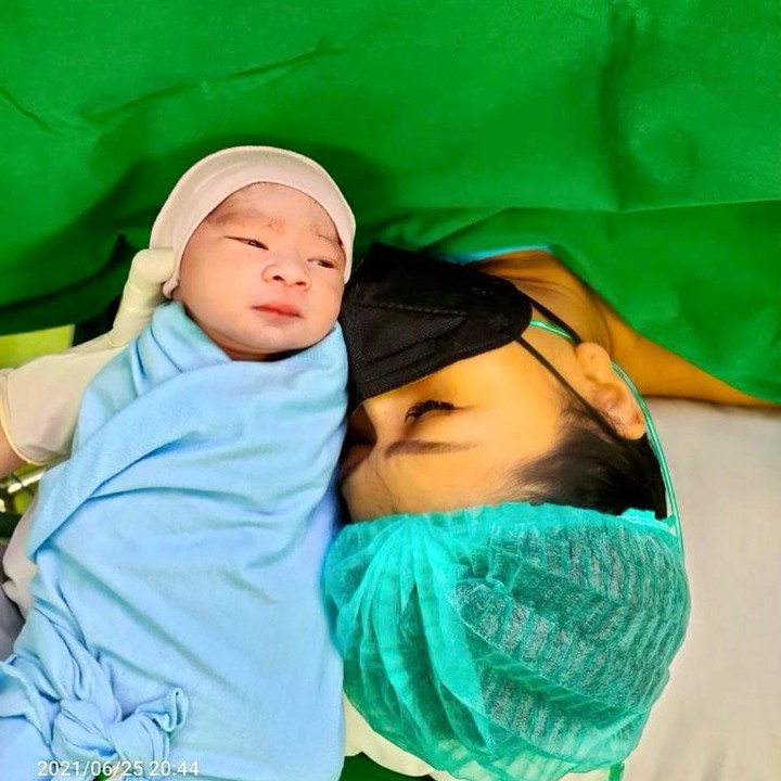 <p>Tata Janeeta sempat mengabadikan potret bersama si kecil ketika baru lahir. Momen persalinan dilewati oleh Tata Janeeta dan suami dengan penuh haru. (Foto: Instagram: @tatajaneetaofficial)</p>