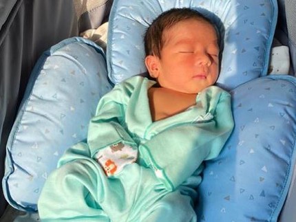 7 Potret Gantengnya Anak Tata Janeeta, Gayanya Mirip Abis dengan Brotoseno