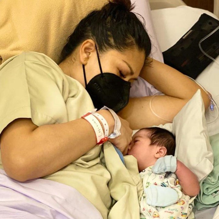 <p>Tata Janeeta langsung melakukan tindakan caesar pada hari itu dengan usia janin yang masih 37 minggu. Proses operasi dilewati Tata Janeeta dengan sedikit was-was. Setelah itu, Tata pun nampak mengASIhi sang buah hati. (Foto: Instagram: @tatajaneetaofficial)</p>
