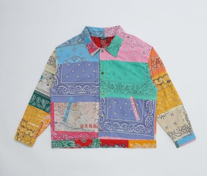 Clothing brand fashion wanita dan pria ini mengkreasikan koleksi terbatas Reversible Bandana Jacket, yang terbuat dari bandana-bandana lama yang dijahit bersama. Tiap item memiliki keunikan karakteristik dan motif yang berbeda. (Foto: Instagram/moneman.works)