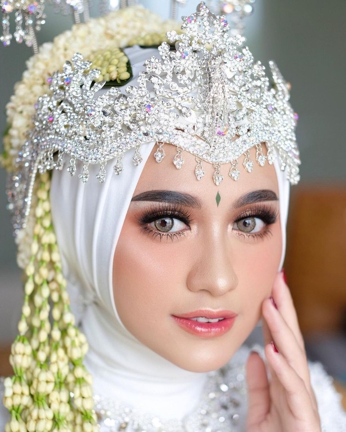 Dengan tema rustic wedding, Helmi Nursifah menggelar pernikahannya dengan Gege pada 8 Juli 2019. Meski bertemakan western, saat akad ia memilih mengenakan Siger Sunda yang memang telah ia impikan. (Instagram/helminursifah)
