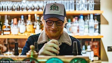 img-title Dikira Langgar Prokes, Ed Sheeran Ditelepon Petugas Saat Podcast