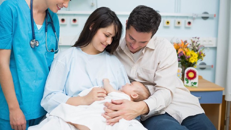 Ilustrasi menyusui atau melahirkan Father and mother holding a new born baby with a doctor in a hospital room