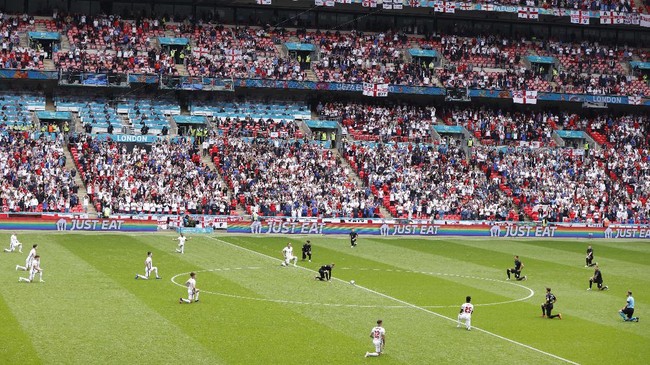 Suporter The Three Lions diminta tidak menggelar nonton bareng di dalam ruangan saat Ukraina vs Inggris di Euro 2020 (Euro 2021).