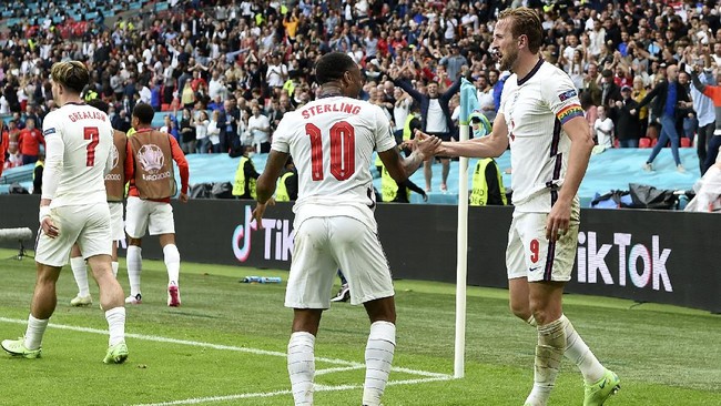 Inggris berhasil mengalahkan Jerman 2-0 pada 16 besar Euro 2020. Tonton highlights dua gol Inggris saat menang atas Jerman di Mola lewat artikel ini.