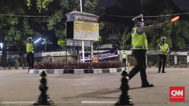Pemerintah menerapkan PPKM Darurat di 122 kabupaten/kota Jawa-Bali selama dua pekan lebih. Sejumlah pembatasan diperketat untuk menekan kasus Covid-19.