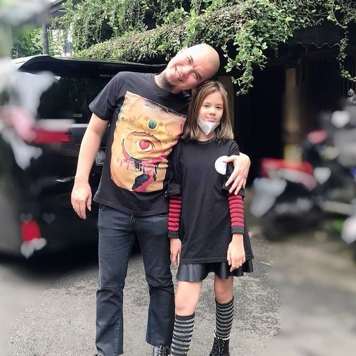 Jiwa rocker dari sang ayah menurun pada Safeea. Lihat! Dia bahkan berpenampilan bak lady rocker dengan rok mini yang dipadu bersama kaos dan aksesoris serba hitam/Sumber/Instagram/ahmaddhaniofficial.