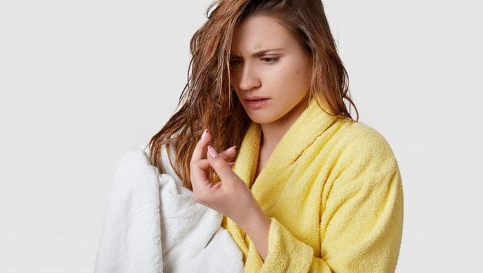 Selain Gampang Rontok, Ini Risiko Sering Keramas dengan Air Panas