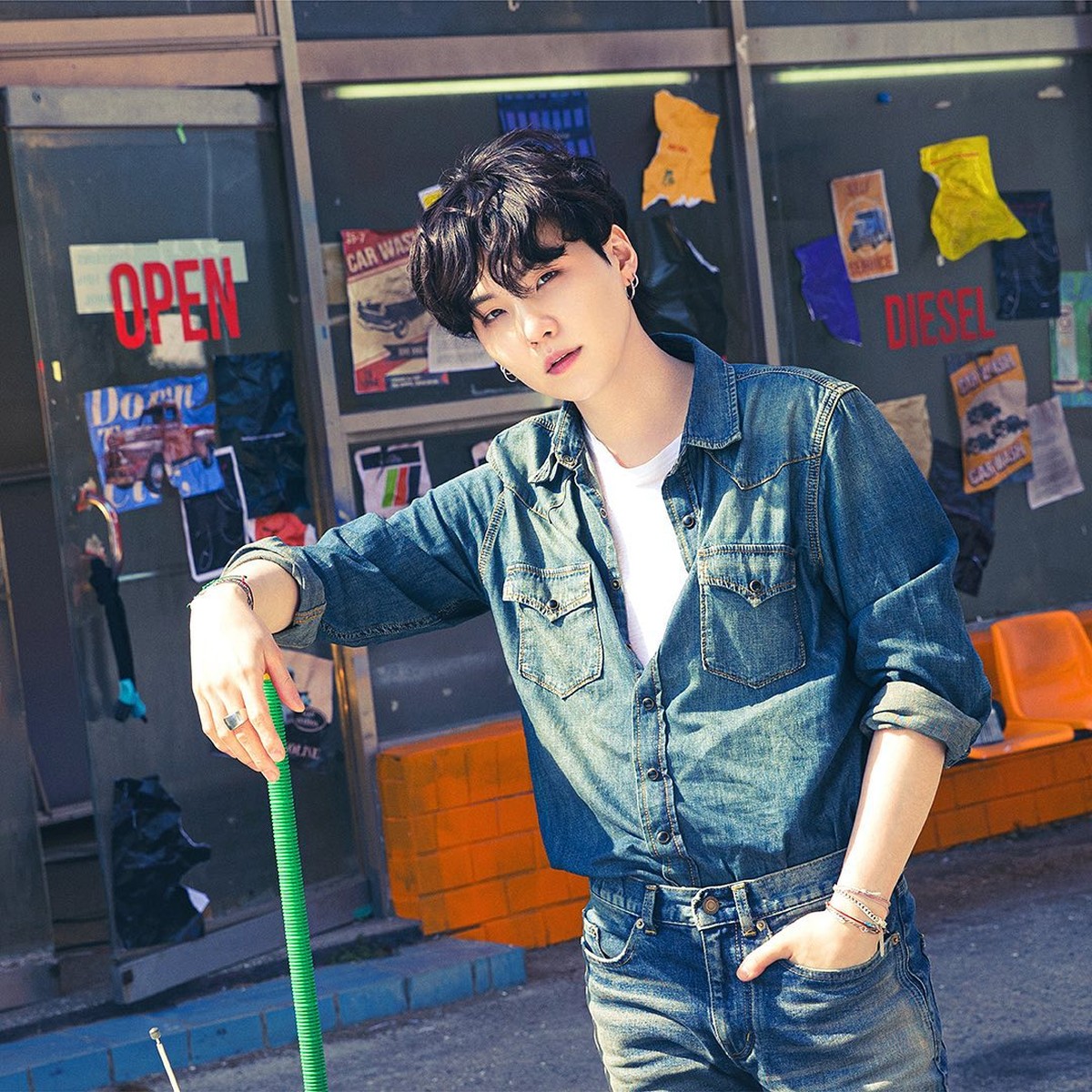 Para member BTS melakukan photoshoot dengan konsep terbaru yang unik&period; Yuk kita intip potret mereka&excl;