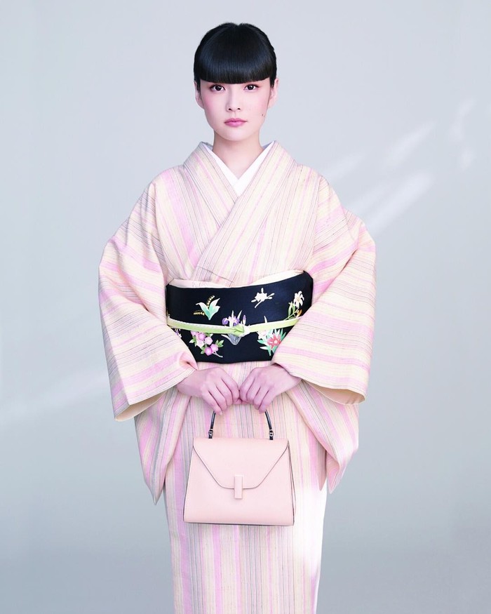 Kozue Akimoto tak hanya berkarir di bidang modeling, ia juga merupakan aktris, DJ, dan street style icon. Usut punya usut, ayahnya merupakan seorang juara sumo, lho! (Instagram/kozue_akimoto)