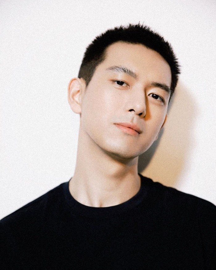 Li Xian mengawali karir di dunia seni peran dari bawah dan baru mulai dikenal setelah 6 tahun berakting. Setelah sukses, ia kerap menjadi bintang iklan sejumlah brand kenamaan. Karena pesonanya, pria ini disebut Present Boyfriend. (Foto: Instagram/mrlixian)