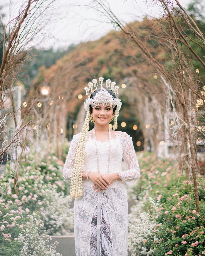 Memakai Siger Sunda di hari bahagianya, Hanum Mega tak takut untuk memilih riasan makeup bold yang dipadankan dengan lipstik nude. Ia mengaku sangat bahagia bisa mengenakan Siger di momen akadnya. (Instagram/hanummega)