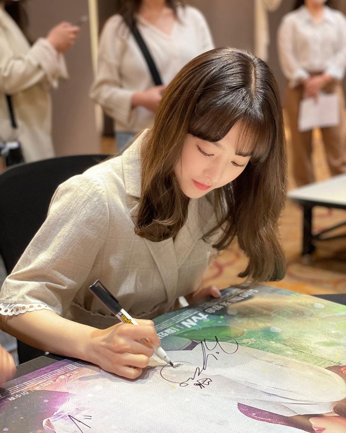 Memiliki wajah baby face, Park Bo Young kerap disangka masih berusia 20an awal. Namun nyatanya, perempuan yang khas dengan poninya itu saat ini terlah berusa 31 tahun, lho! Awet mudah banget, ya! /Foto: Instagram/boyoung0212_official