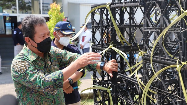 Menteri Kelautan dan Perikanan Sakti Wahyu Trenggono resmi kembali melarang penggunaan alat tangkap cantrang di wilayah perairan Indonesia.