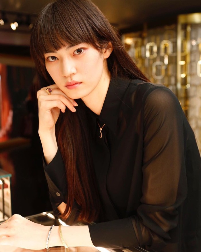Miki Ehara 'ditemukan' oleh creative director Louis Vuitton saat dirinya masih bekerja di toko perlengkapan olahraga. Meski terbilang baru, ia pernah membawakan busana dari Dior hingga Lanvin. (Instagram/miki_ehara)