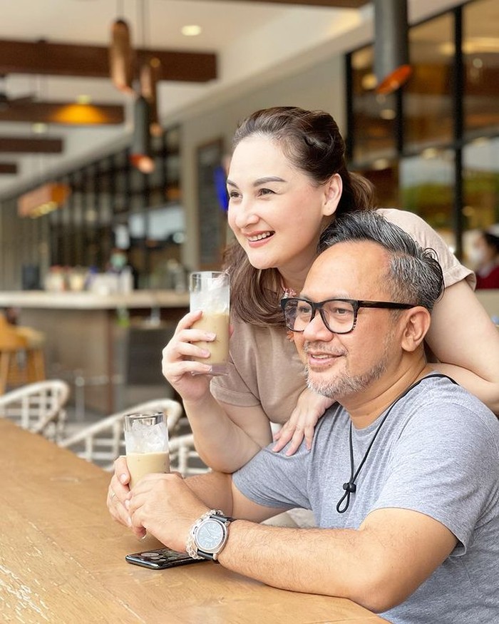 Mona Ratuliu dan Indra Brasco juga kerap memperlihatkan kekompakannya bersama keluarga. Walaupun sudah memiliki anak remaja, tapi mereka tidak pernah kehilangan momen romantis saat berdua. (foto:instagram.com/indrabrasco)