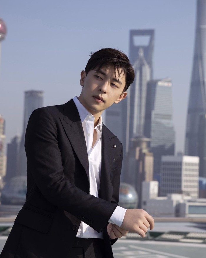 Nama Deng Lun mulai mencuri banyak perhatian setelah ia membintangi drama Ashes of Love. Pria yang dalam setahun bisa membintangi 3 drama ini, memiliki postur semampai, yakni 185 cm. Jika dilihat, raut Deng Lun mirip Gong Yoo, ya. (Foto: Instagram/dengluns)