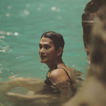 Sudah Operasi Kelamin, Oscar Lawalata Pede Pakai Baju Renang Wanita