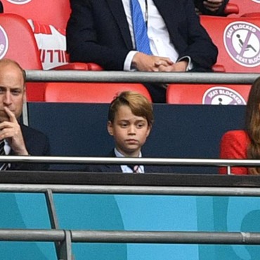 Pria Parodikan Ayah Rojak VS Pangeran George Sadar Bakal Jadi Raja Inggris