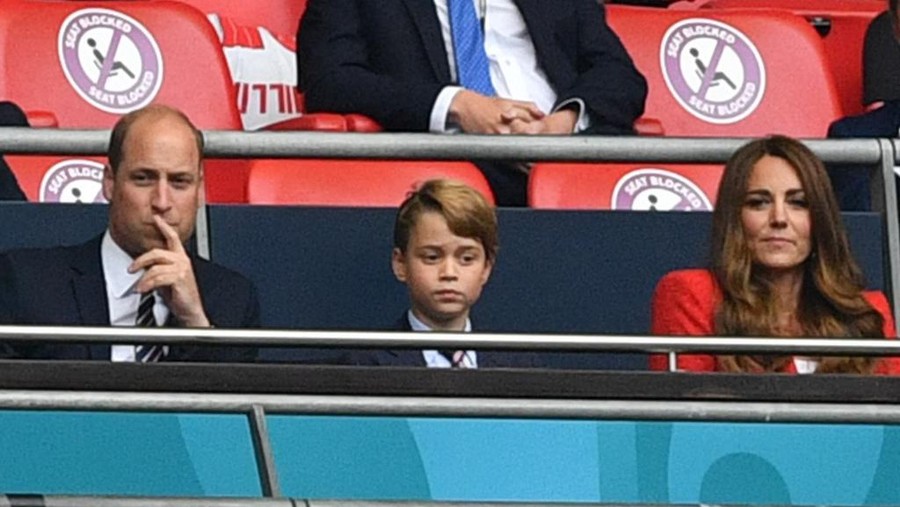 (L to R) Prince William, Duke of Cambridge, Prince George of Cambridge, and Catherine, Duchess of Cambridge, celebrate the first goal in the UEFA EURO 2020 round of 16 football match between England and Germany at Wembley Stadium in London on June 29, 2021. (Photo by JUSTIN TALLIS / POOL / AFP)