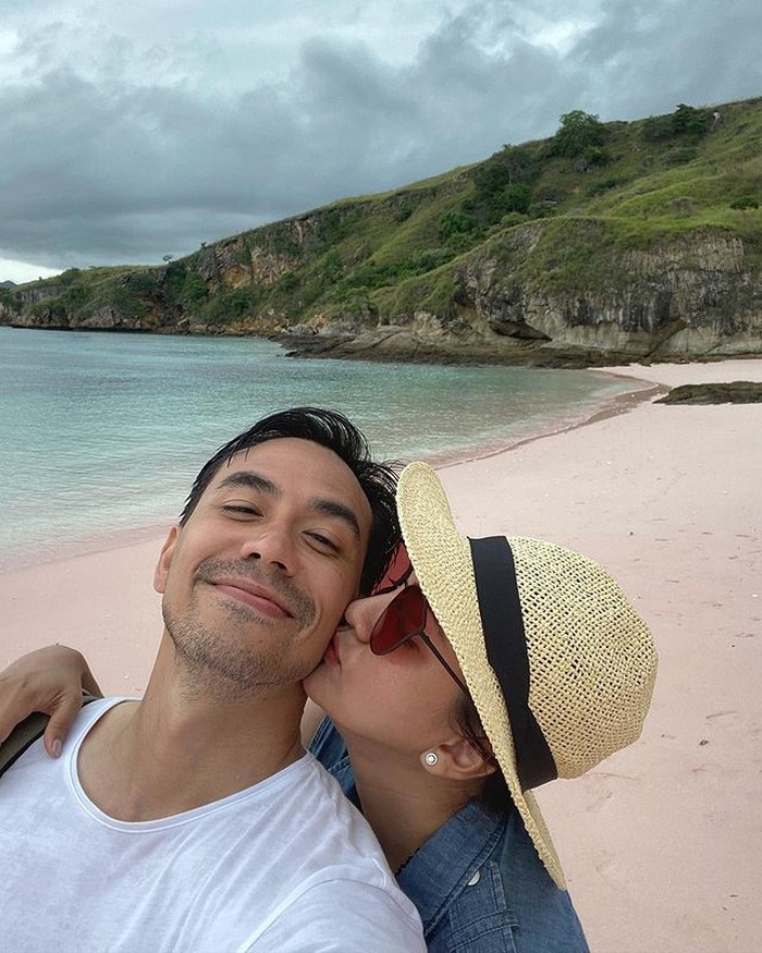 Pasangan Darius Sinathrya dan Donna Agnesia selalu dijadikan couple goals oleh netizen. Pernikahan yang sudah dijalani selama 14 tahun ini tidak pernah diterpa kabar miring. Mereka selalu terlihat harmonis disetiap momen. (foto:instagram.com/dagnesia)