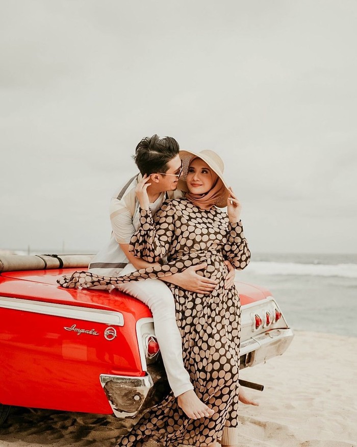 Pasangan Zaskia Sungkar dan Irwansyah yang baru saja dikaruniai buah hati ini, selalu membagikan momen romantis di media sosial. Hal ini membuat netizen ikut gemas dan baper melihatnya. (foto:instagram.com/zaskiasungkar15)