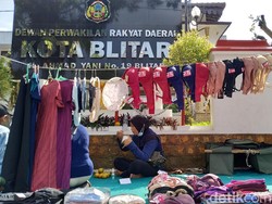 Saat Pedagang Buka Lapak Pakaian Dalam di Depan DPRD Kota Blitar