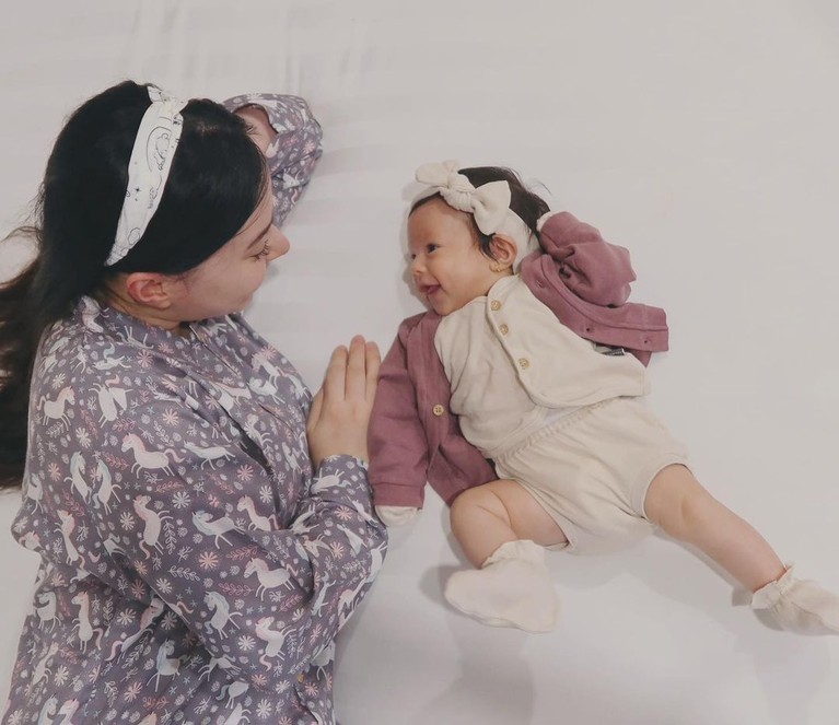Potret Baby Chloe Anak Asmirandah & Jonas Rivanno Chloe Emmanuelle Van Wattimena putri Asmirandah dan Jonas Rivanno hobi memakai bando. Yuk intip potret lucunya!