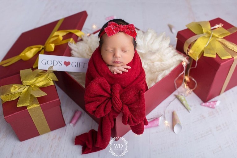 Potret Baby Chloe Anak Asmirandah & Jonas Rivanno Chloe Emmanuelle Van Wattimena putri Asmirandah dan Jonas Rivanno hobi memakai bando. Yuk intip potret lucunya!