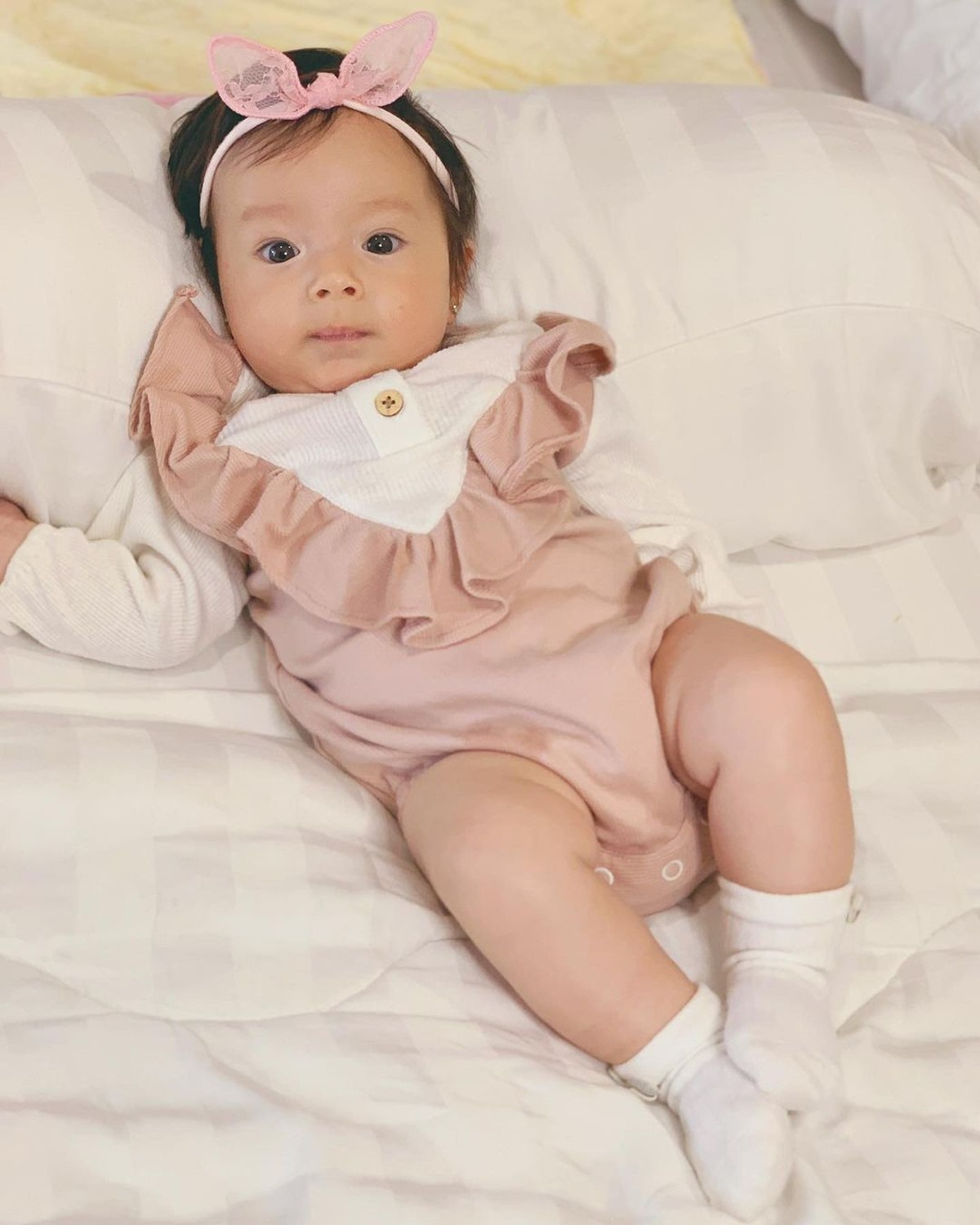 Chloe Emmanuelle Van Wattimena putri Asmirandah dan Jonas Rivanno hobi memakai bando&period; Yuk intip potret lucunya&excl;