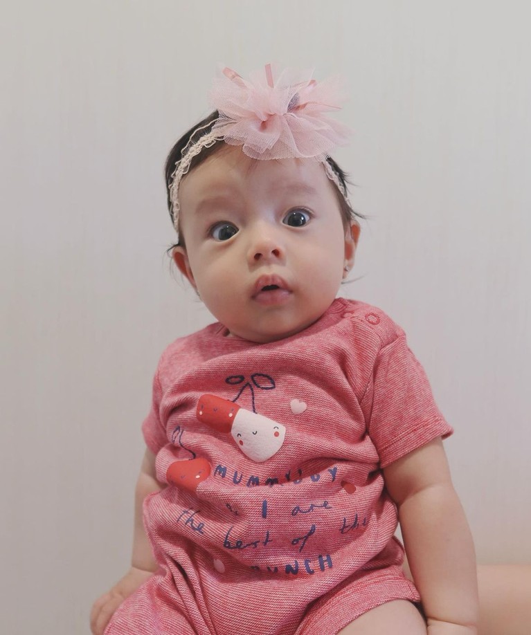 Potret Baby Chloe Anak Asmirandah & Jonas Rivanno Chloe Emmanuelle Van Wattimena putri Asmirandah dan Jonas Rivanno hobi memakai bando. Yuk intip potret lucunya!