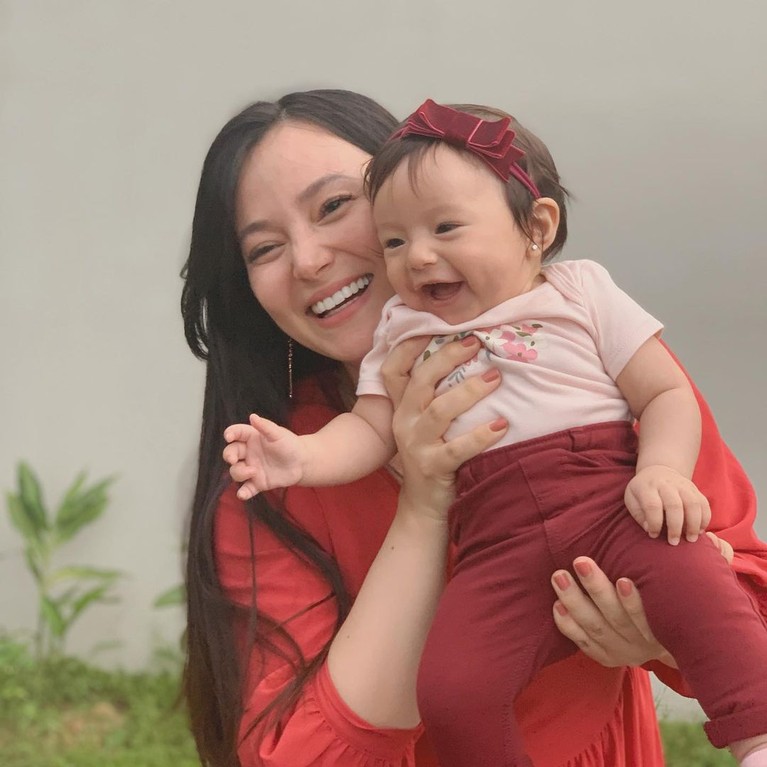 Potret Baby Chloe Anak Asmirandah & Jonas Rivanno Chloe Emmanuelle Van Wattimena putri Asmirandah dan Jonas Rivanno hobi memakai bando. Yuk intip potret lucunya!
