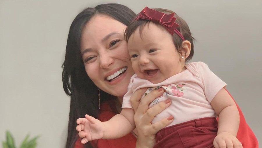 Chloe Emmanuelle Van Wattimena putri Asmirandah dan Jonas Rivanno hobi memakai bando. Yuk intip potret lucunya!