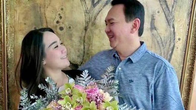 Perut Puput Istri Ahok Membuncit, Hamil Lagi?