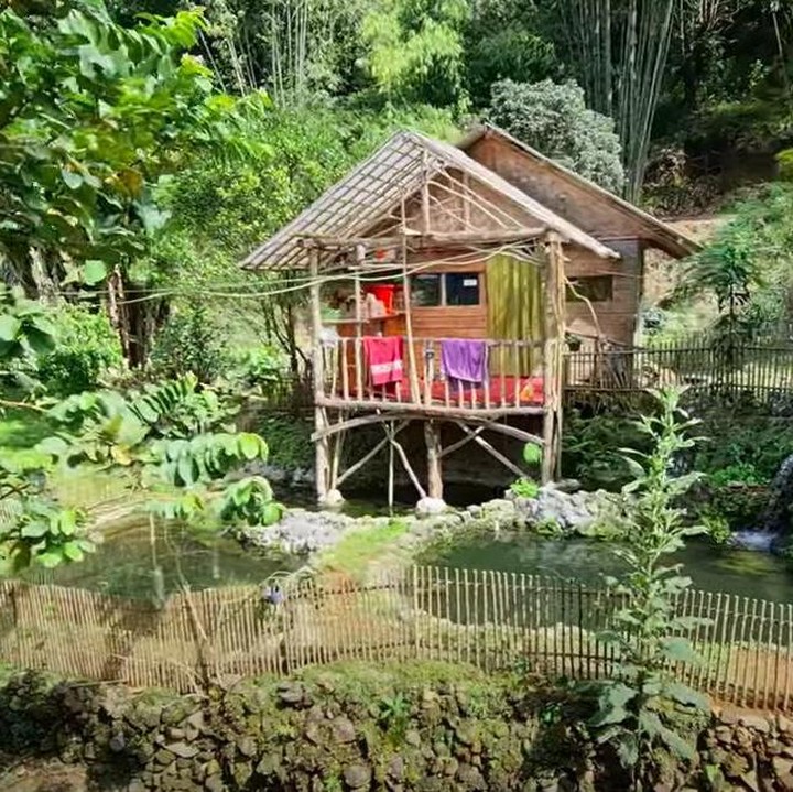 <p>Bagaimana tidak, lingkungan yang asri, udaranya bersih, dan jauh dari kebisingan membuat mereka merasa lebih nyaman untuk menikmati hari tua. (Foto: YouTube Alman Mulyana)</p>