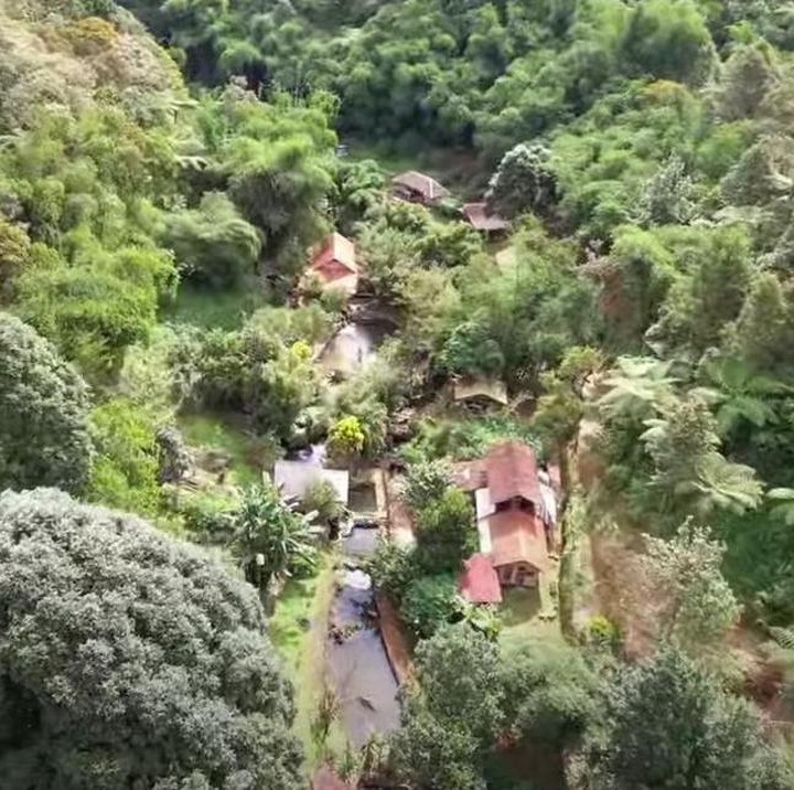<p>Sudah 23 tahun lamanya, mereka tinggal di rumah sederhana itu, Bunda. Sang suami merupakan mantan pengusaha, namun ia memilih menjalani dan menikmati hidup yang sekarang. (Foto: YouTube Alman Mulyana)</p>